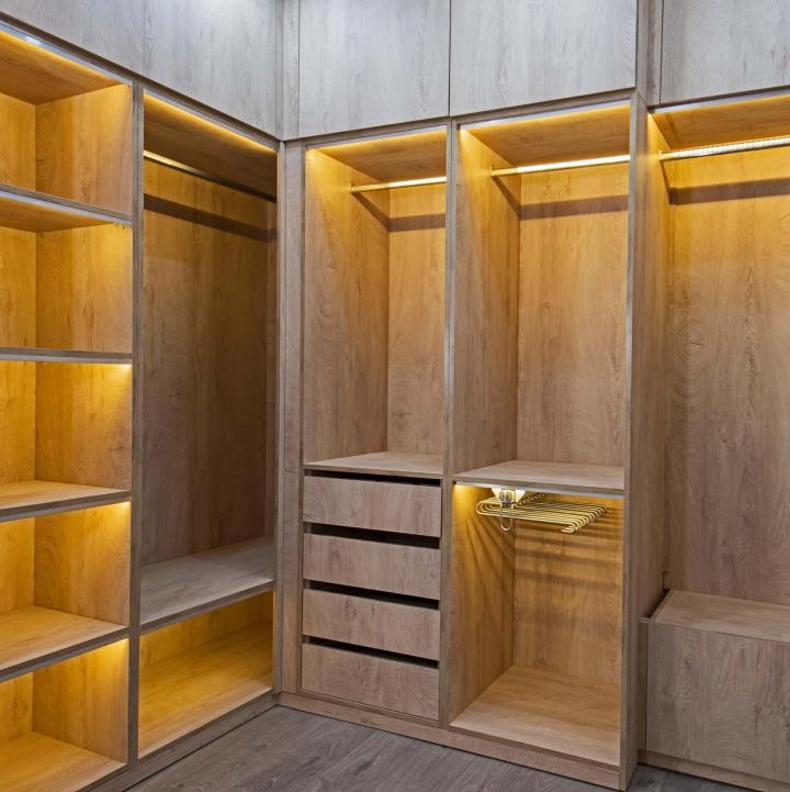 Ébéniste expérimenté, je vous fournis des ouvrages de qualité.